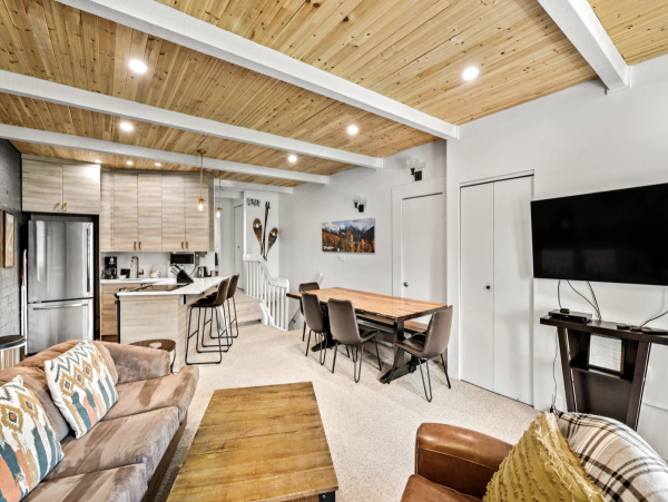 300 yards to the Slopes Sleeps 6 3 miles to Downtown